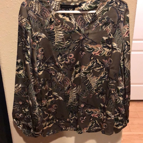 New, never worn Banana Republic Blouse - Picture 4 of 4